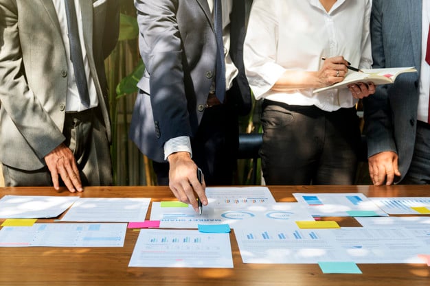 concepto-de-trabajo-corporativo-de-personas-de-negocios_53876-31465