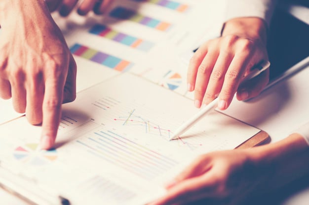 consulta-hombres-negocios-exito-empresarial_33755-3967-1